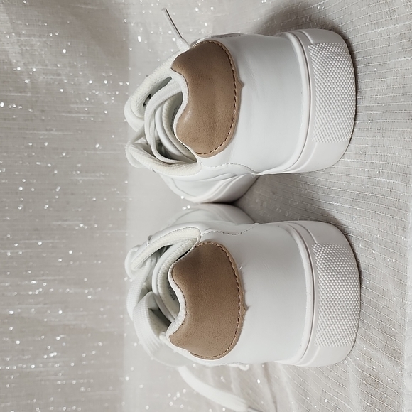 White Low Profile Sneakers (Sz 7) - Picture 4 of 6